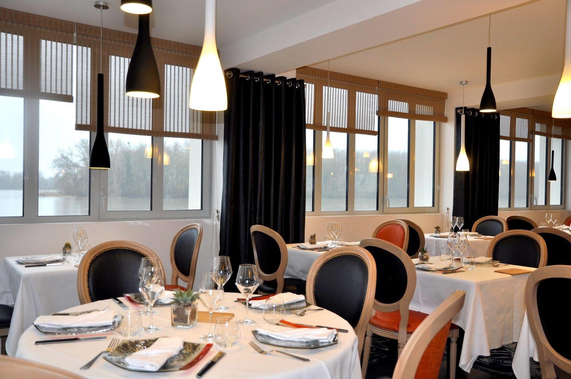 Hotel Les 3 Lieux Les Ponts-de-Cé Esterno foto